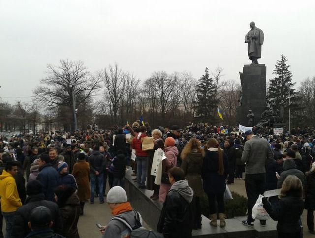 Харьковчане вышли на митинг против агрессии России - Путина назвали "фашистом №1"