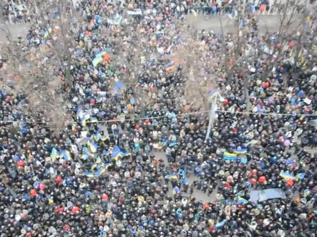 В Днепропетровске тысячи человек спели гимн (Видео)