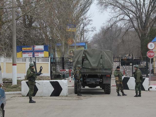 В Керчи российские военные окружили военную часть (Фото, Видео)