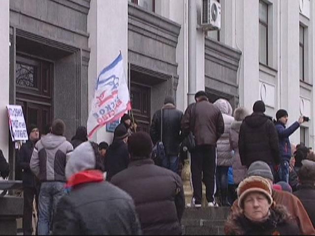 Луганську ОДА захопили проросійські "захисники" (Відео) Луганську ОДА захопили проросійські "захисники" (Відео)