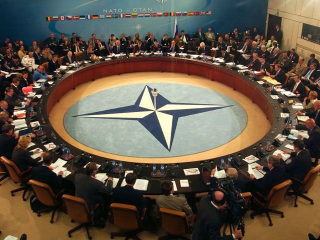 НАТО требует у России отвести войска на свои базы