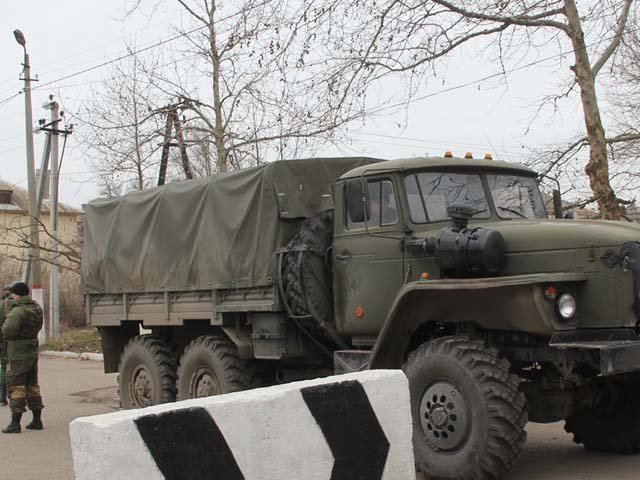 Невідомі озброєні у Керчі хочуть проникнути в морську частину