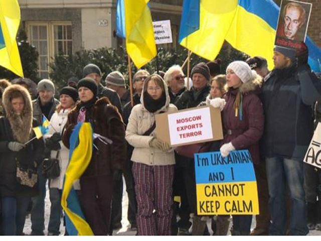 Украинцы пикетировали генконсульство России в Монреале