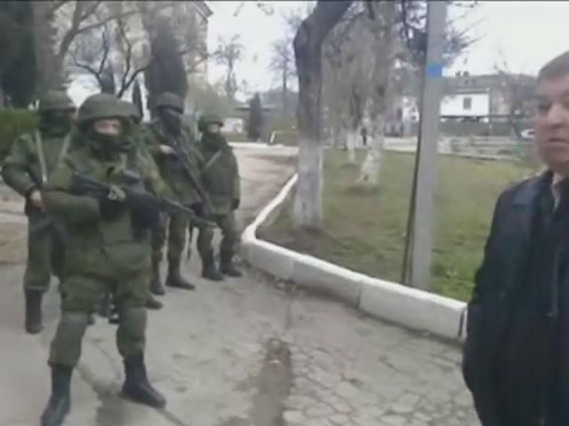 Оружие не сдали: украинские военные продолжают защищать свои части от россиян