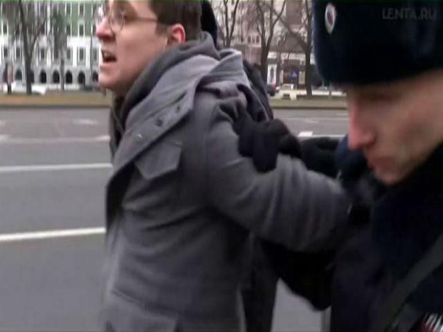 Митинг в Москве: активисты пели украинский гимн и просили прощения у украинцев Митинг в Москве: активисты пели украинский гимн и просили прощения у украинцев