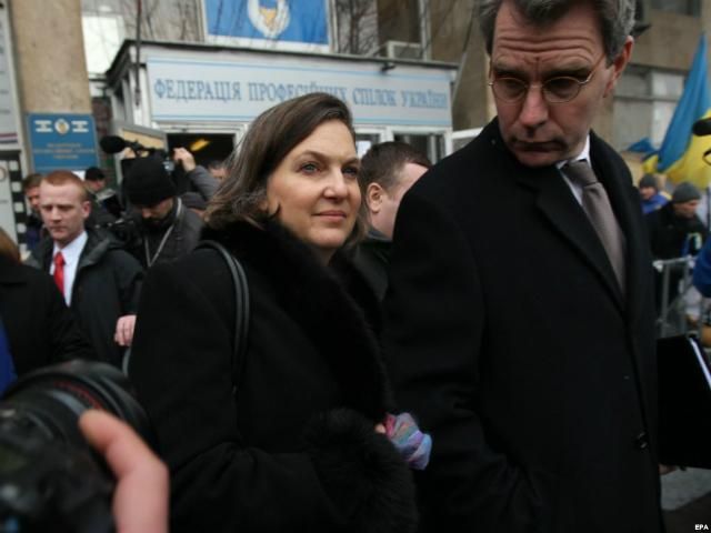 Наблюдатели ОБСЕ начнут прибывать в Украину уже сегодня вечером, - Нуланд Наблюдатели ОБСЕ начнут прибывать в Украину уже сегодня вечером, - Нуланд