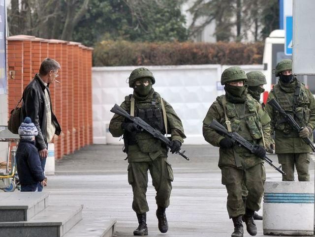 Люди прогнали российских автоматчиков из-под украинской части в Бельбеке Люди прогнали российских автоматчиков из-под украинской части в Бельбеке