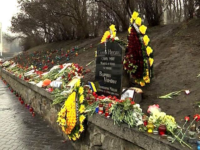 На Грушевского установили мемориальную доску Нигояну