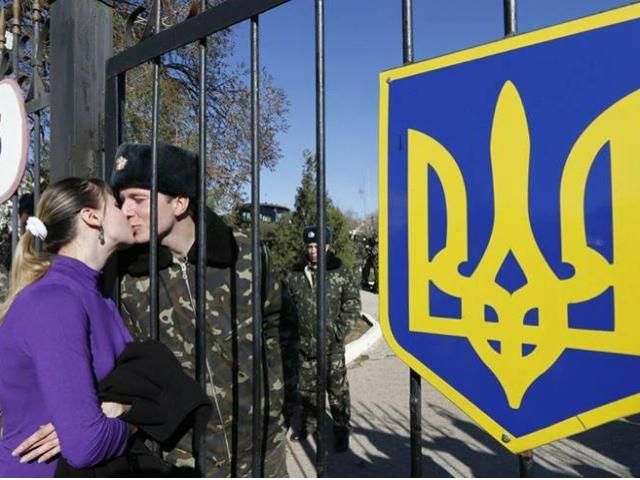 Родные украинских военнослужащих пришли поддержать их (Фото)