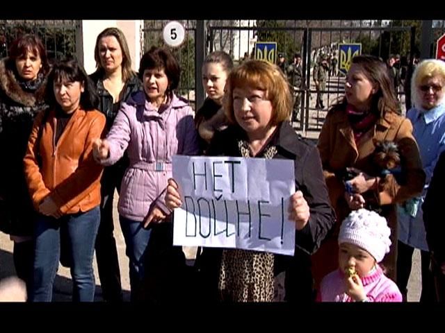 Люди стали живим щитом між українськими та російськими військовими Люди стали живим щитом між українськими та російськими військовими