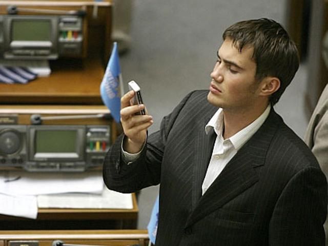 Янукович-молодший в інтернеті розповідає про мародерство на вулицях України Янукович-молодший в інтернеті розповідає про мародерство на вулицях України