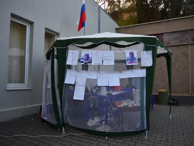 В Севастополе сегодня пикетировали штаб военно-морских сил Украины (Фото. Видео) В Севастополе сегодня пикетировали штаб военно-морских сил Украины (Фото. Видео)