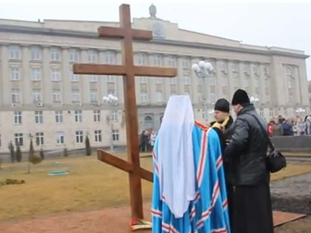 У Черкасах встановили пам’ятний знак Героїв Небесної Сотні У Черкасах встановили пам’ятний знак Героїв Небесної Сотні