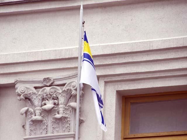 Над МИД в знак солидарности с украинскими моряками подняли флаг ВМС Украины (Фото)