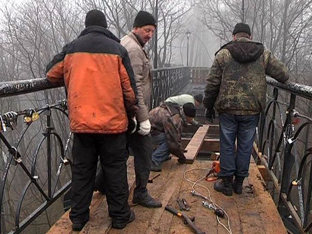 После противостояний в Киеве реставрируют "мост влюбленных"