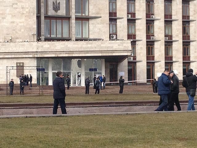 Милиция вытеснила пророссийские силы из Донецкой ОГА, над зданием - украинский флаг Милиция вытеснила пророссийские силы из Донецкой ОГА, над зданием - украинский флаг