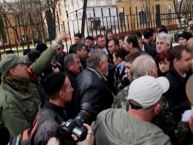 В Симферополе во время митинга "Женщины за мир" произошли столкновения (Видео)