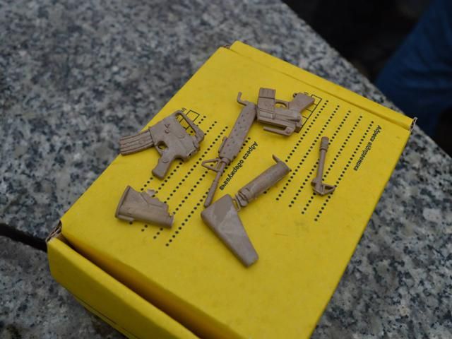 У Києві діти надіслали Путіну іграшкових солдатиків У Києві діти надіслали Путіну іграшкових солдатиків