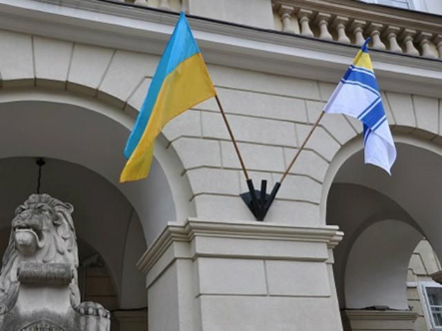 На львовской Ратуше повесили флаг ВМС Украины (Фото)
