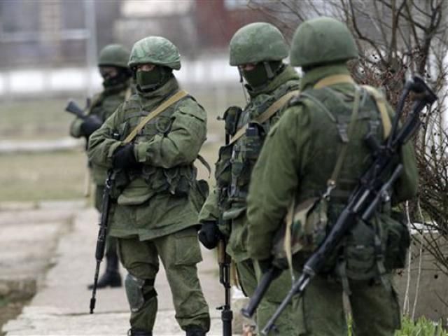 Крымские татары принесли еду заблокированным украинским солдатам (Видео) Крымские татары принесли еду заблокированным украинским солдатам (Видео)