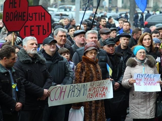 В Днепропетровске протестуют против вторжения российских войск в Крым