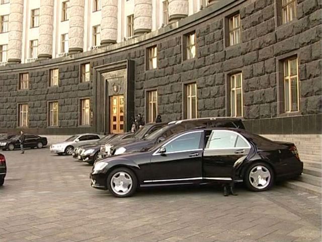 Кабмін вирішив продати практично всі державні авто Кабмін вирішив продати практично всі державні авто