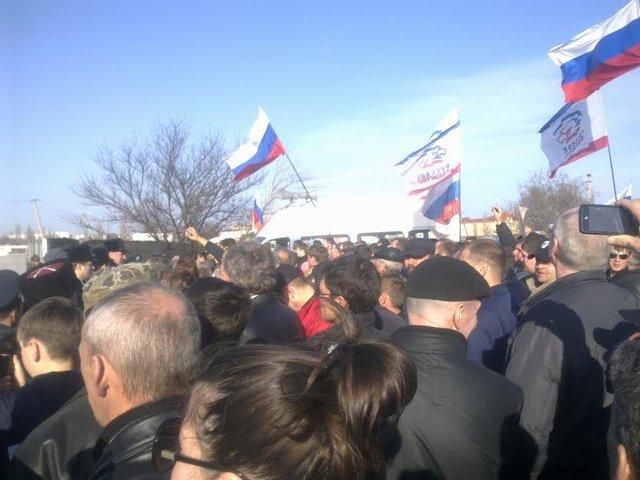 Военную часть в Феодосии завесили российскими флагами