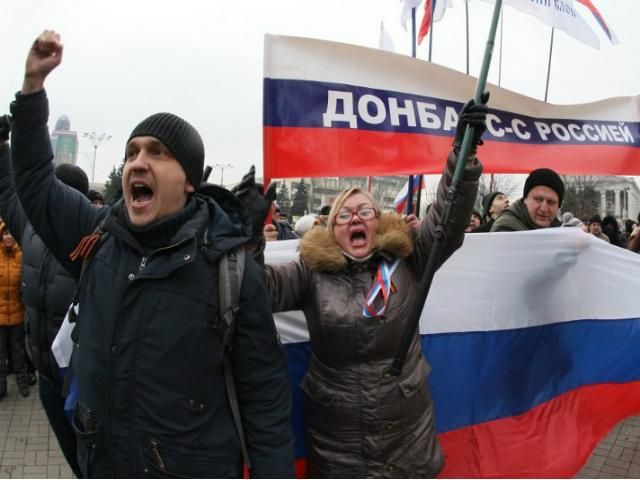 Около тысячи пророссийских активистов митингуют в Харькове