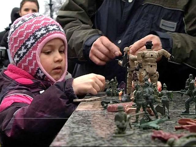 "Хочеш гратися у війну - бери мого солдатика", - українські діти Путіну (Відео)