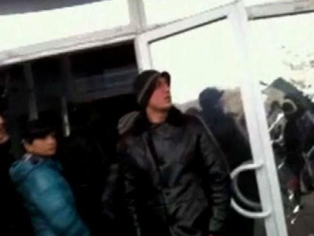 В Донецке пророссийские активисты снова взяли штурмом облсовет В Донецке пророссийские активисты снова взяли штурмом облсовет