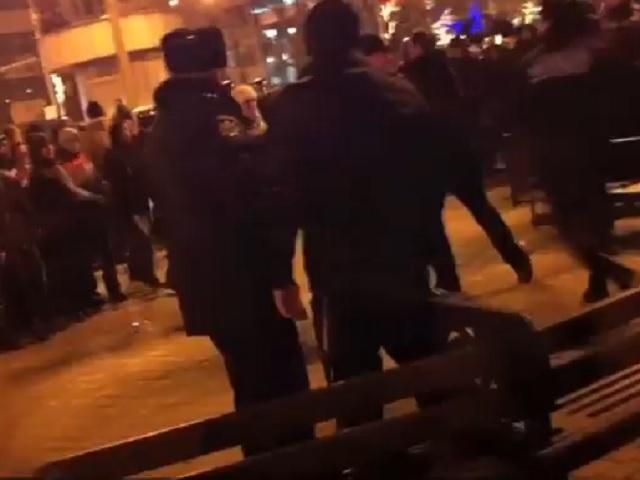 У Донецьку — сутички між мітингом "за Україну" і "за Росію" (Відео 16+) У Донецьку — сутички між мітингом "за Україну" і "за Росію" (Відео 16+)