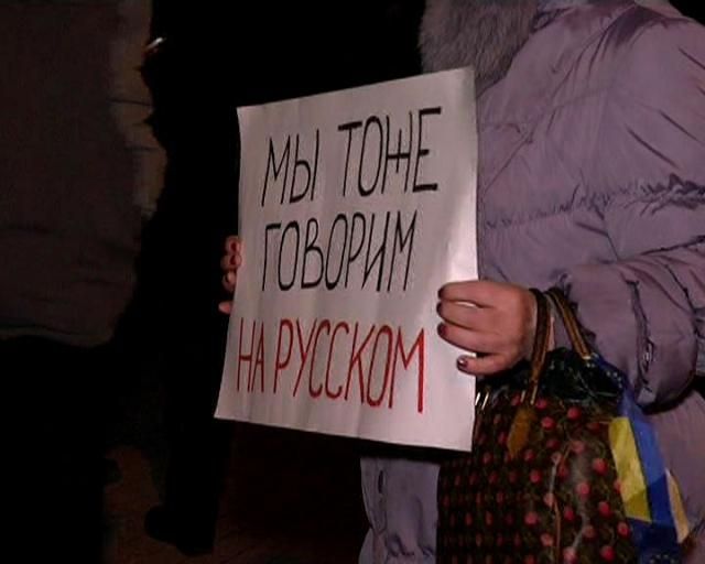 Луганчане с лозунгами "Мир в Украине" защищали ОГА от штурма Луганчане с лозунгами "Мир в Украине" защищали ОГА от штурма