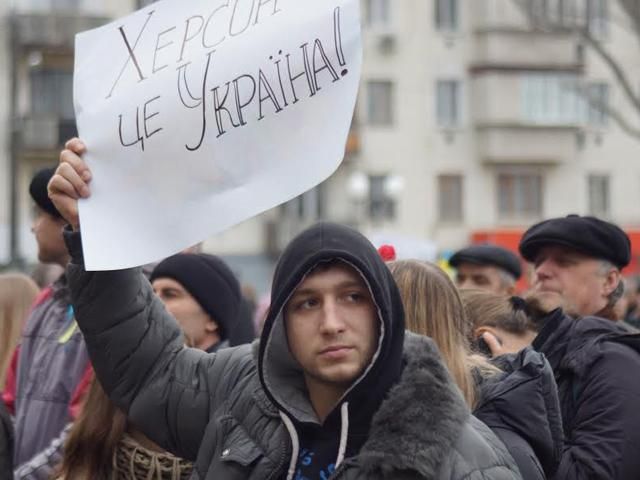 У Херсоні сотні людей вийшли на мітинг проти війни (Фото. Відео) У Херсоні сотні людей вийшли на мітинг проти війни (Фото. Відео)