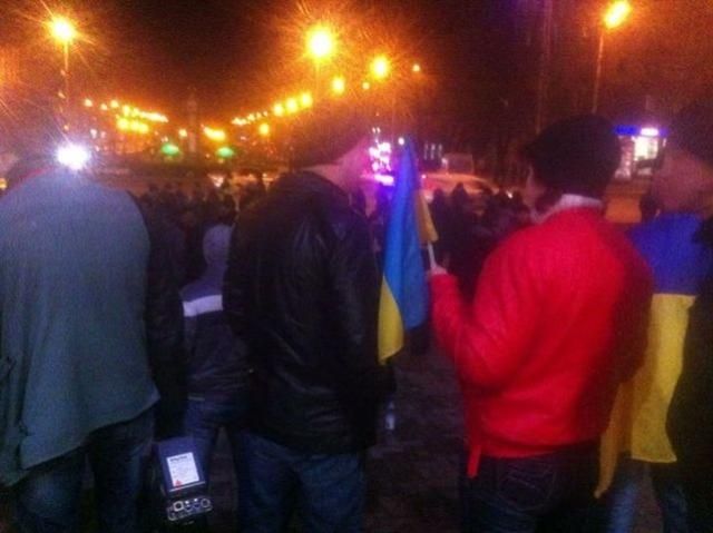 В Запорожье охраняют ОГА от провокаций и митингуют возле мэрии