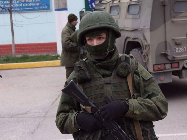 Маневри росіян у Криму: зняли блокаду українських військових частин, а тоді повернулись назад Маневри росіян у Криму: зняли блокаду українських військових частин, а тоді повернулись назад