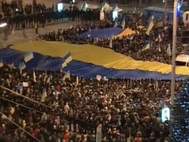 Подія дня. Попри сутички 10 тис донеччан розгорнули рекордне синьо-жовте полотнище Подія дня. Попри сутички 10 тис донеччан розгорнули рекордне синьо-жовте полотнище