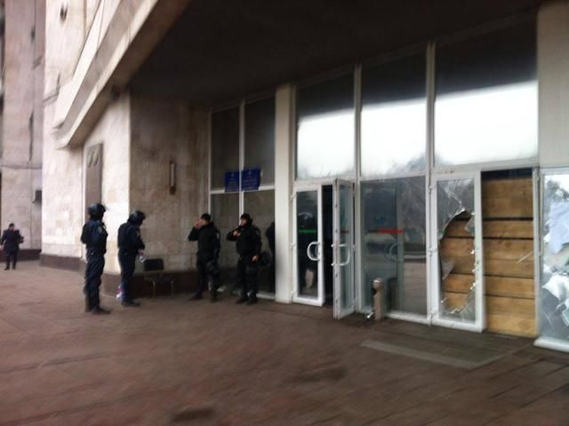 Над Донецькою ОДА знову державний стяг, затримали 70 проросійських активістів Над Донецькою ОДА знову державний стяг, затримали 70 проросійських активістів