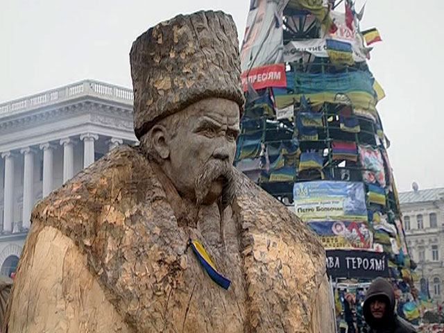 На Майдані з'явилася дерев'яна статуя Шевченка