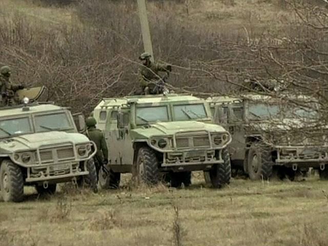 Російські війська почали рити окопи біля українських частин Російські війська почали рити окопи біля українських частин