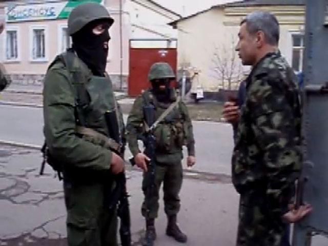 Українські військові влаштували допит "прибульцям" в зеленій формі (Відео)