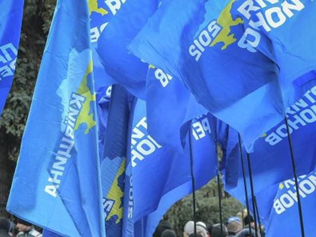 В Крыму вооруженные люди захватили главный штаб Партии регионов В Крыму вооруженные люди захватили главный штаб Партии регионов