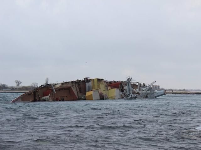 З'явилися фото затопленого росіянами судна у Криму