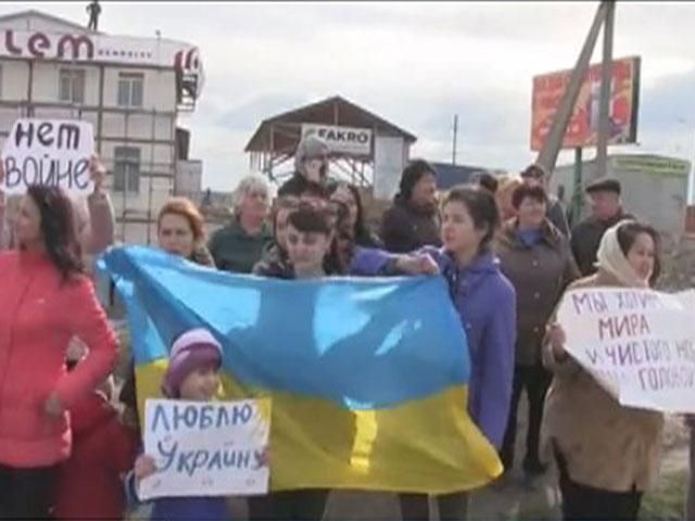 Від кого нас охороняє Путін? – учасники пікету в Криму Від кого нас охороняє Путін? – учасники пікету в Криму