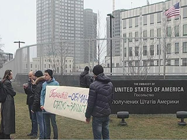 Під посольством США активісти вимагали ввести миротворчі війська в Крим