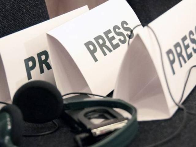 У Сімферополі молодики напали на іноземних журналістів У Сімферополі молодики напали на іноземних журналістів