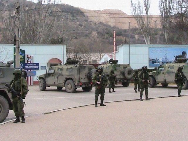 Крым прожил еще одну ночь в оккупации: штурма военных частей не было
