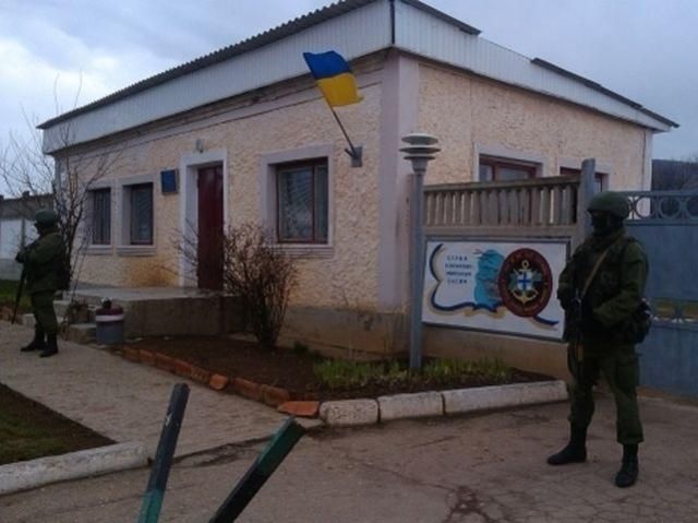 У Криму розслідують захоплення українських військових невідомими зі зброєю У Криму розслідують захоплення українських військових невідомими зі зброєю