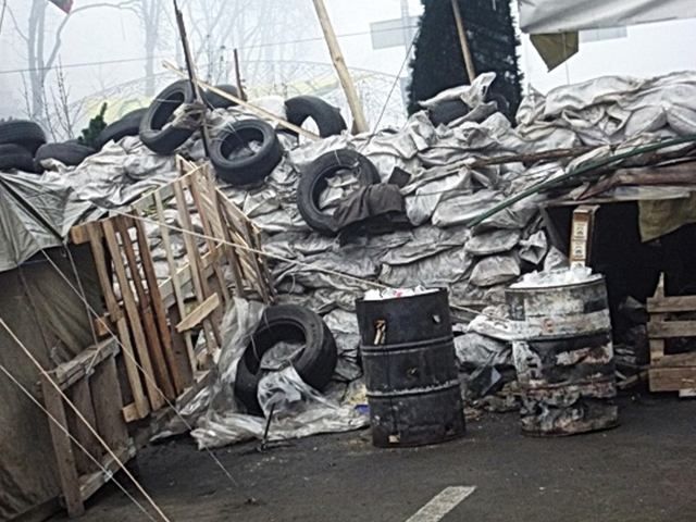 Барикади у столиці розбирають комунальники Барикади у столиці розбирають комунальники