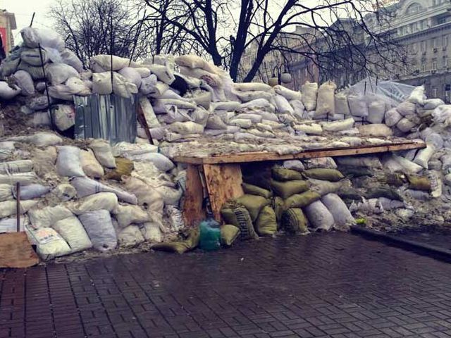 На Хрещатику — сутичка через невідомих, які хочуть розібрати барикади, — ЗМІ На Хрещатику — сутичка через невідомих, які хочуть розібрати барикади, — ЗМІ