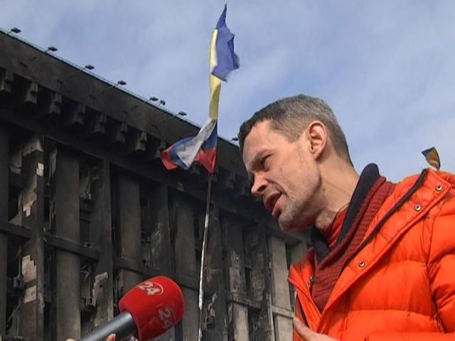 На Майдане стоит палатка с триколором, в которой убеждают: украинцы не против русских